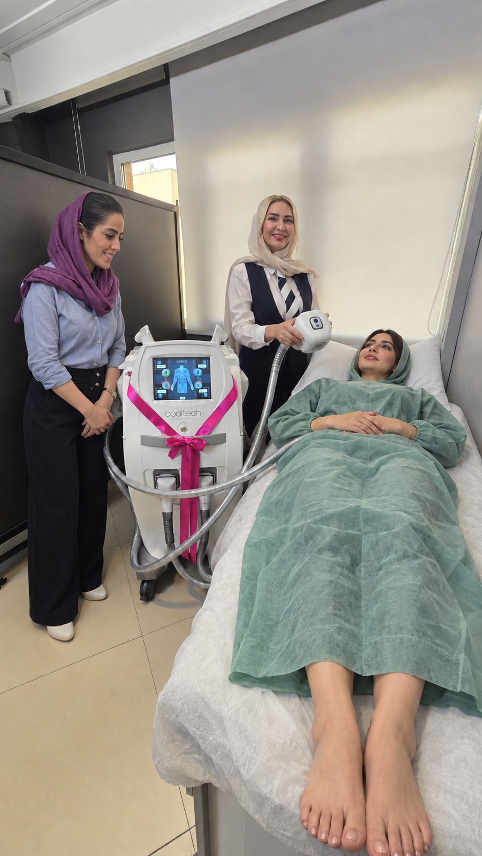 آماده‌سازی مراجعه‌کننده برای لاغری موضعی با دستگاه CoolTech در گرین لایف